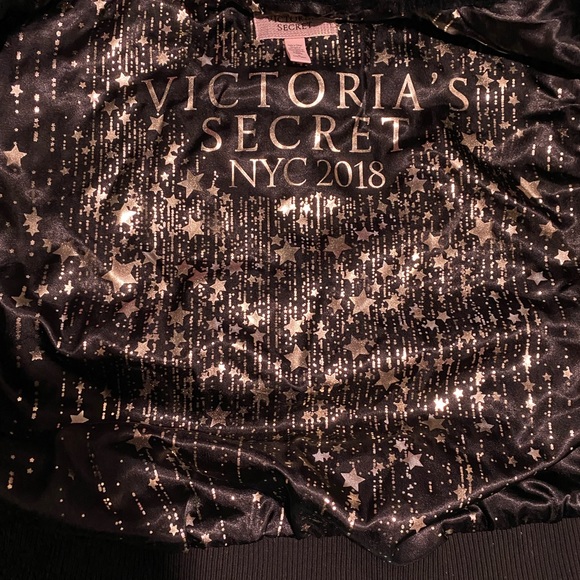 Victoria’s Secret new with tags faux fur jacket, 2018 fashion show foil graphics - Picture 2 of 10